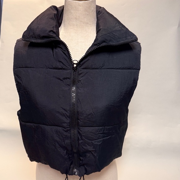 Jackets & Blazers - Black Puffer Cropped Vest Size Medium